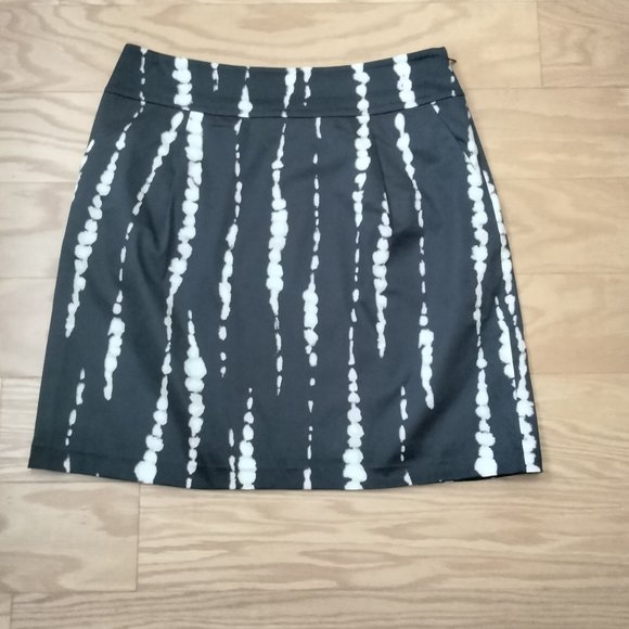 Like New Ann Taylor skirt, fully lined black & cream slenderizing vertical lines - Picture 1 of 6
